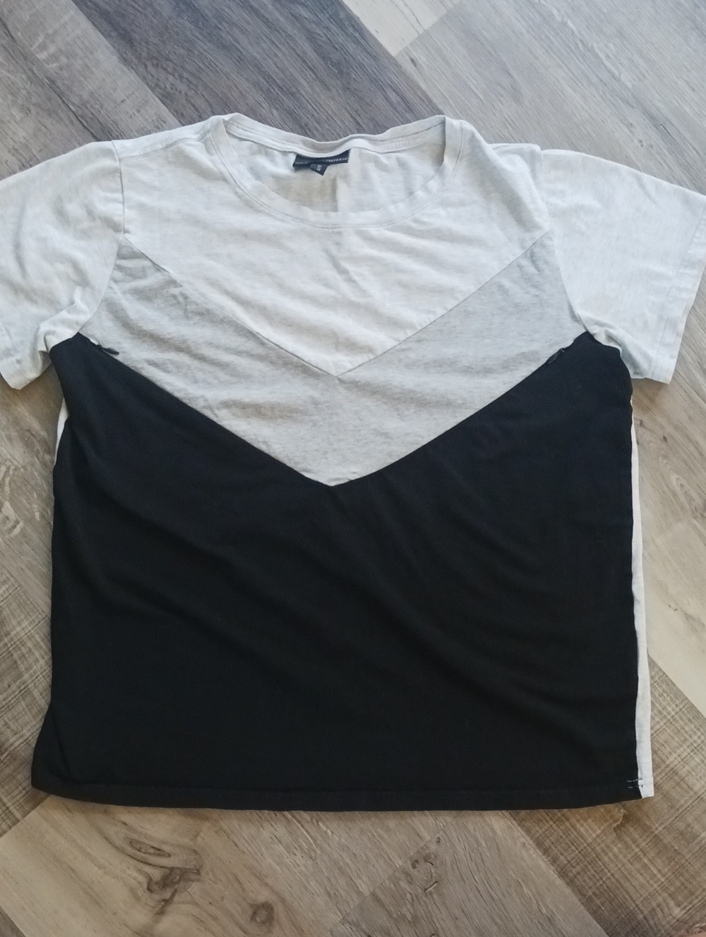 Nursing Queen Cotton Black & Light Gray Colorblock Short Sleeve Zip Nursing Tee